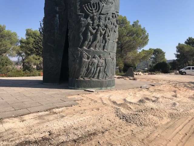 Bodenarbeiten beim Monument im Märtyrerwald