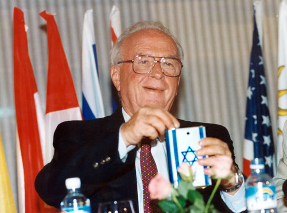 Yitzhak Rabin mit der Blauen Büchse des KKL
