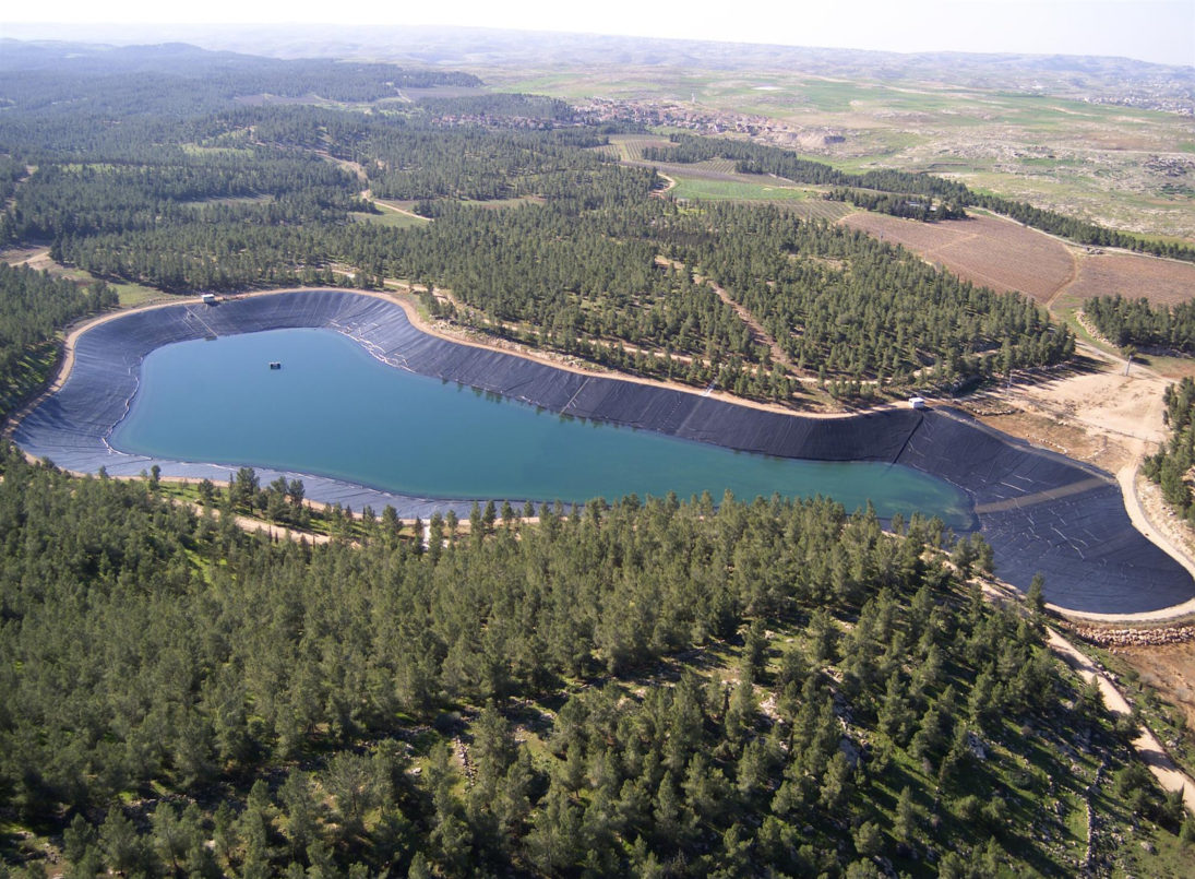 Das JNF-KKL Wasserreservoir im Yatir Wald ist umgeben von Bäumen